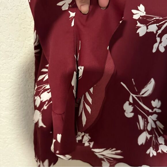 VINCE CAMUTO Women' Maroon Ruffled Pleated Floral Flutter Sleeve V Neck Blouse - Picture 15 of 15